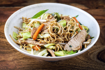 Hähnchen Yakisoba in Schale