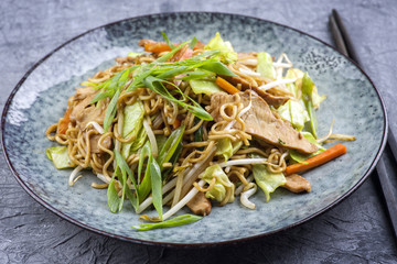 Hähnchen Yakisoba auf Teller