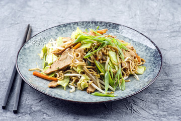 Chicken Yakisoba auf Teller