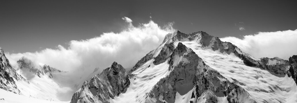 Fototapeta Czarno-biała panorama górska w chmurach