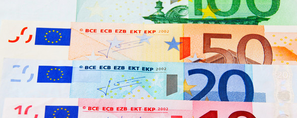 Steuergeld - Euro Banknoten als Hintergrund