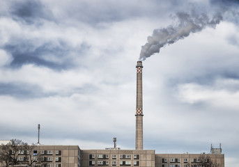 Chimenea de fábrica humo y contaminación