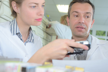 Obraz premium joyful creative team working with three dimensional technology