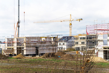 Hausbau von Einfamilienhäusern in einer Neubausiedlung / Eigenheim für junge Familien