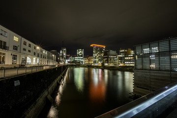 Beleuchtete Gebäude am Hafen in Düsseldorf bei Nacht
