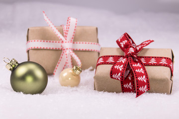 Weihnachtsgeschenke mit Christbaumkugeln