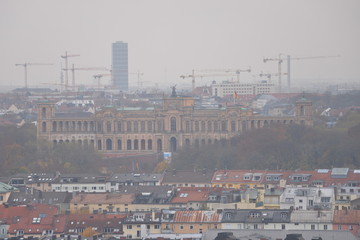 Bayrischer Landtag mit Skyline Neues München