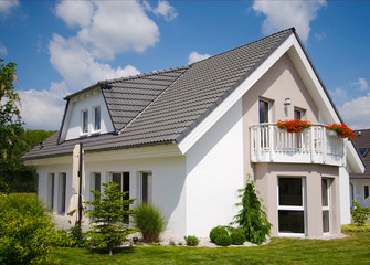 weisses Eigenheim, Haus mit Garten