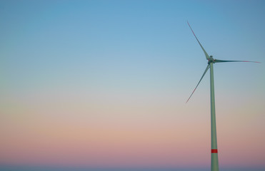 Windrad im Sonnenuntergang