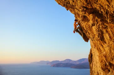 Poster Rock climber on overhanging cliff © Andrey Bandurenko