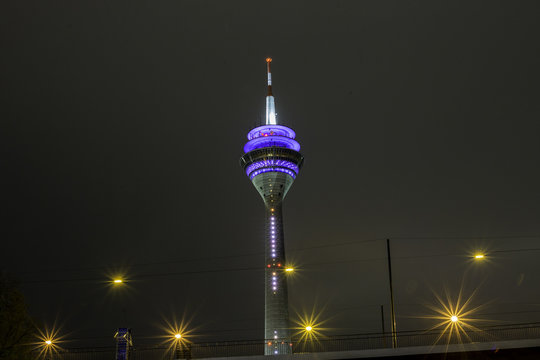 Beleuchteter Fernsehturm in Düsseldorf bei Nacht