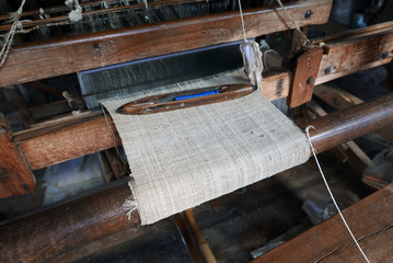 Tissage de fils de bambou.