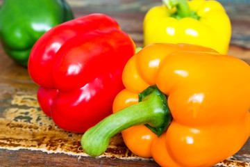 Bunte Paprika auf einem Tisch