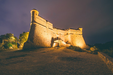 Obraz premium Nightview of the Fort of mont alban in nice, France. The fort is a medieval fortification made between the 1557 and 1560, and is still in good condition.
