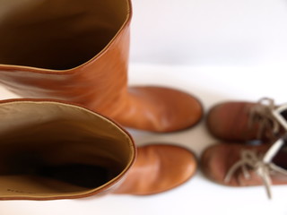 Frauenstiefel und Kinderstiefel – Mutter und Kind