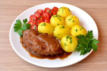 kotlet mielony z ziemniakami i pomidorem