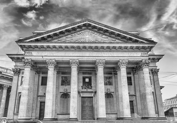 Fototapeta premium Facade and colonnade of Kazan Cathedral in St. Petersburg, Russi