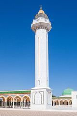 Obraz premium Minaret tower of mausoleum of the first Tunisian President Habib Bourguiba in courtyard in Monastir, Tunisia, Africa