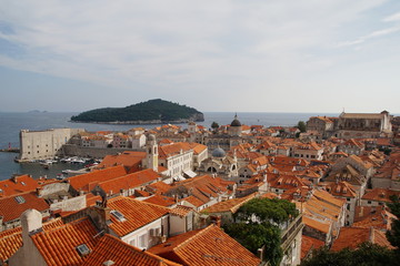 Fototapeta na wymiar Ausblick von der Wehrmauer auf die Altstadt von Dubrovnik 