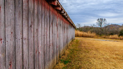 Naklejka premium Barn in park