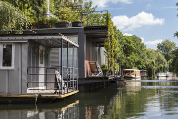 Hausbootsiedlung Tiergartenschleuse im Sommer