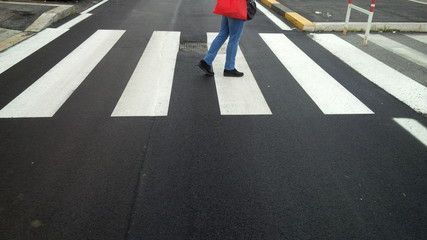 attraversare sulle strisce pedonali