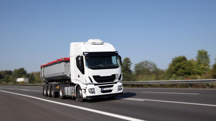 Moderner Muldenkipper unterwegs auf deutscher Autobahn