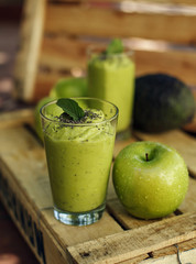 Green detox apple and avocado smoothie