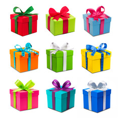 Bunte Weihnachtsgeschenke als Set vor weißem Hintergrund