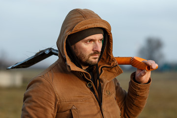 Мужчина с лопатой