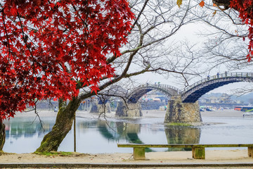 Herfstbladeren en Kintaikyo Bridge 2