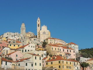 Obraz premium borgo ligure stagliato contro un cielo sereno