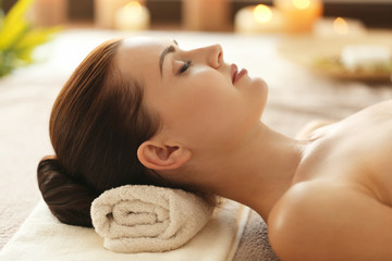 Obraz na płótnie Canvas Attractive woman relaxing in spa salon