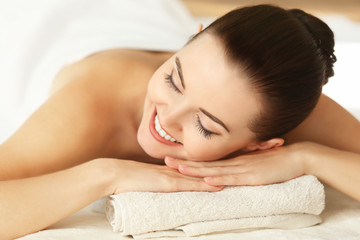 Obraz na płótnie Canvas Young beautiful woman relaxing in spa salon