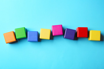 Obraz premium Empty wooden cubes on color background