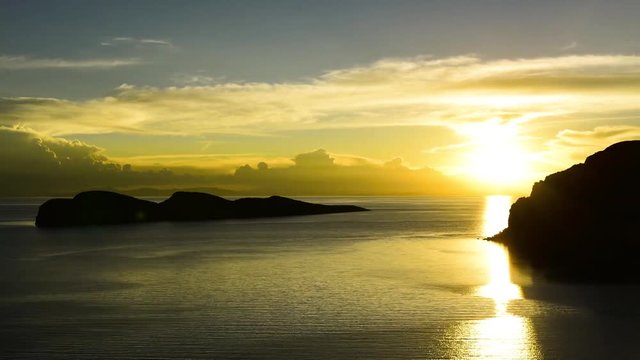 太陽の島に沈む夕日