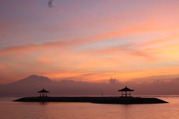 バリ、サヌールビーチの夜明け