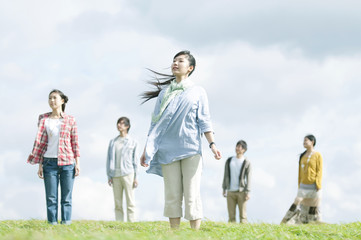 草原に立つ若者たち