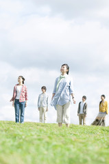 草原に立つ若者たち