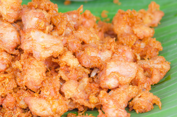 Close up the fried chicken with a mixture of garlic, pepper, spi