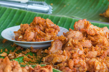 Close up the fried chicken with a mixture of garlic, pepper, spi