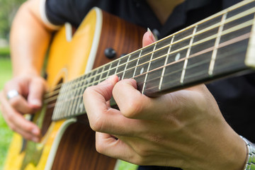 Fototapeta na wymiar playing guitar in the park