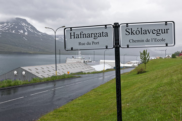 Signalisation bilingue à Fáskrúðsfjörður, en Islande