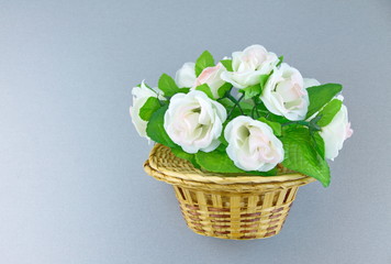 искусственные цветы розы в плетеной корзинке