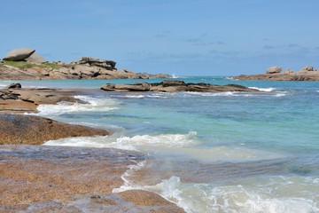 Paysage de mer sur la plage de Trégastel en Bretagne