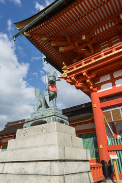Fox statue at the front gate of Fushimi Inari Shrine