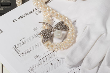 the bride's attire. fan of pearl jewelry and notes of the waltz