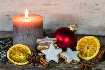 Fototapeta na wymiar Frohe Weihnachten Kekse und Gewürze zur Weihnachtszeit