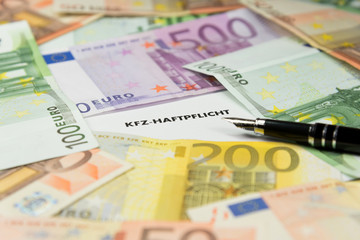 Obraz na płótnie Canvas KFZ Haftpflicht und Geld