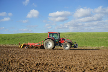 Landwirt bei der Bodenbearbeitung im Frühling